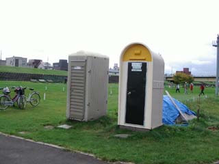 ゲートボール・パークゴルフ場近くの簡易トイレ